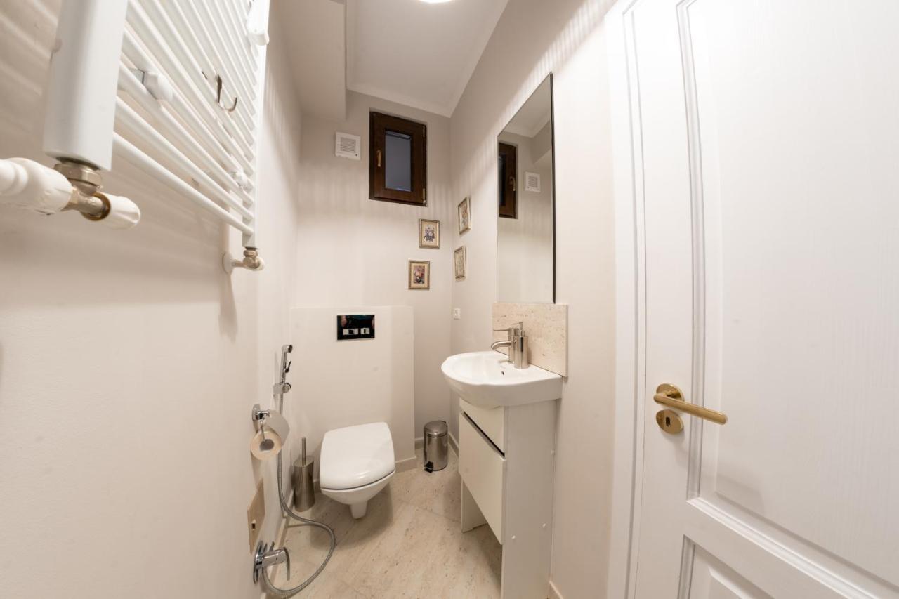 Theatre Rooftop Apartment With Patio Bucharest Luaran gambar